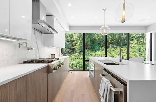 North Bergen Condo | Modern Luxury 4BR Townhome Den NYC Views