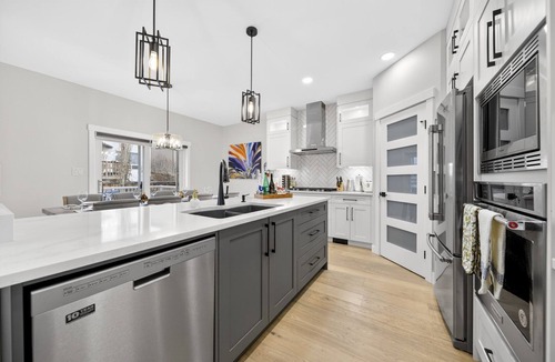Panorama Hills House | Modern Luxury 6BR Home Sleeps12 12 mins Airport