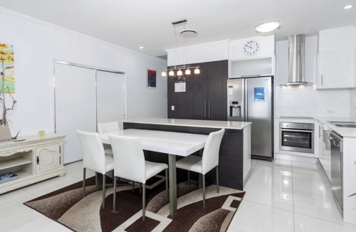 Bongaree Apartment | Modern Luxury Across from the Water