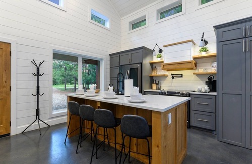 Broken Bow Cabin | Modern Luxury Cabin, Covered Patio, Hot Tub, Pet Friendly