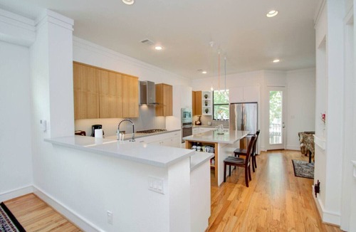 Hyde Park House | Modern Luxury Family Home in Montrose w/Parking!