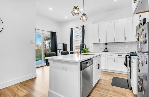 Cedar Crest House | Modern Luxury Home 10 Min to Downtown Spacious, Stylish & Immaculate