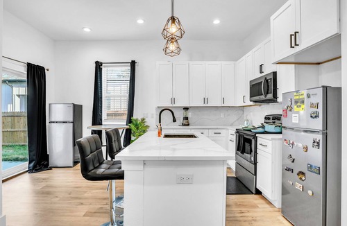Cedar Crest House | Modern Luxury Home 10 Min to Downtown Spacious, Stylish & Immaculate