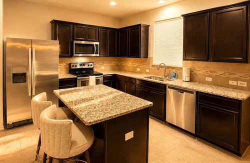 Killeen House | Modern luxury home/100” tv/3 queen beds/clean, quiet, & comfortable