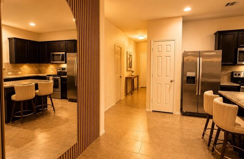 Killeen House | Modern luxury home/100” tv/3 queen beds/clean, quiet, & comfortable