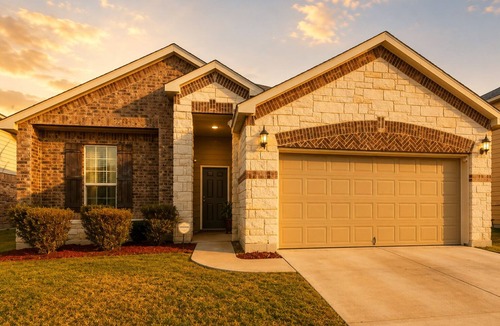 Killeen House | Modern luxury home/100” tv/3 queen beds/clean, quiet, & comfortable