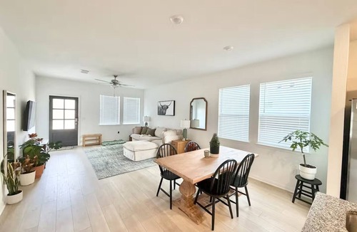 Del Valle House | Modern Luxury Home Close to AIRPORT/COTA/Downtown