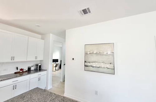 Del Valle House | Modern Luxury Home Close to AIRPORT/COTA/Downtown