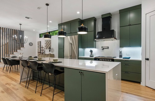 Dawson House | MODERN LUXURY HOME W/FABULOUS SHADED YARD! POOL! 5BR 4.5 BA HOME - SOCO & DT