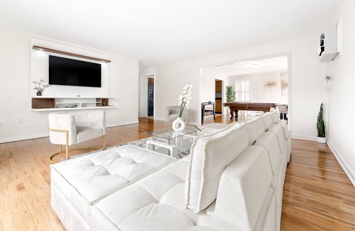 Southeast Yonkers House | Modern Luxury Home w GameRoom & Parking