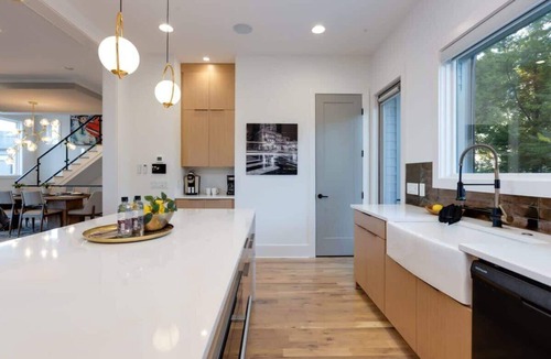 Talbot's Corner House | Modern Luxury! Hot Tub,Mini Golf,Elevator,Views