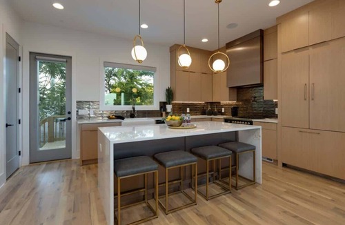 Talbot's Corner House | Modern Luxury! Hot Tub,Mini Golf,Elevator,Views