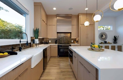 Talbot's Corner House | Modern Luxury! Hot Tub,Mini Golf,Elevator,Views