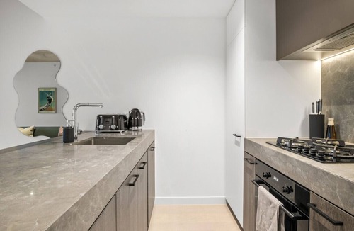 Collingwood Apartment | Modern, Luxury Oasis