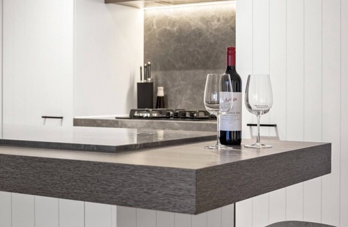 Collingwood Apartment | Modern, Luxury Oasis