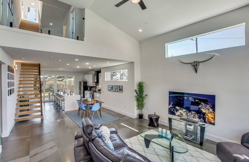 MLK House | Modern Luxury Oasis in the Heart of Austin - Private Backyard & Rooftop Deck