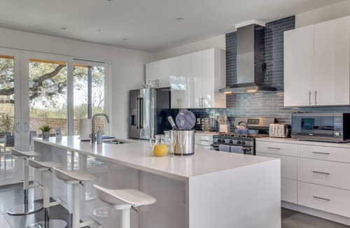 MLK House | Modern Luxury Oasis in the Heart of Austin - Private Backyard & Rooftop Deck