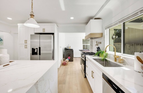 Bluff Heights House | Modern Luxury Oasis Steps from the Sand in Long Beach!