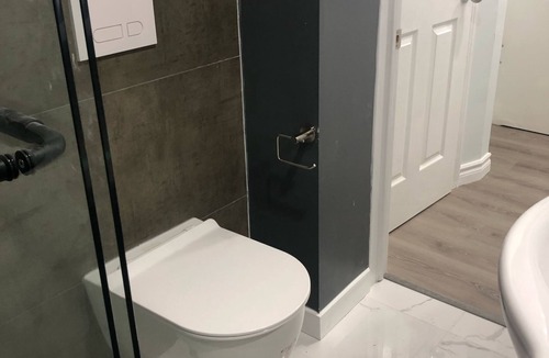 Norval Apartment | Modern Luxury Private Suite | 1+Den 1.5 Bath Parking