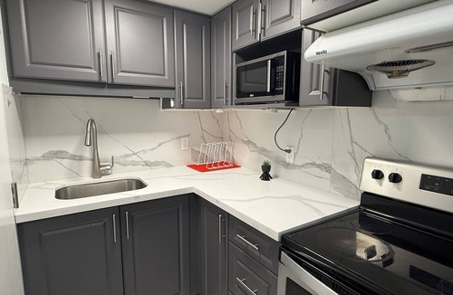 Mississauga House | Modern Luxury Private Suite 1 Den 1 Bath Parking