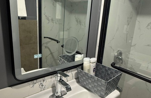 Mississauga House | Modern Luxury Private Suite 1 Den 1 Bath Parking