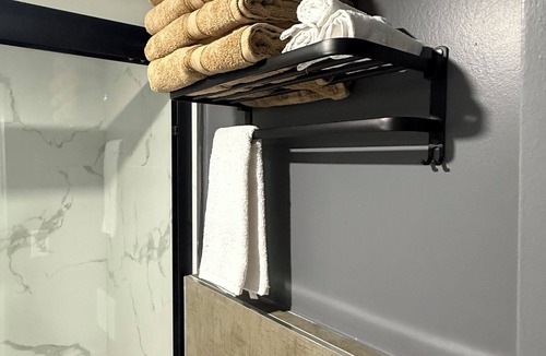 Mississauga House | Modern Luxury Private Suite 1 Den 1 Bath Parking