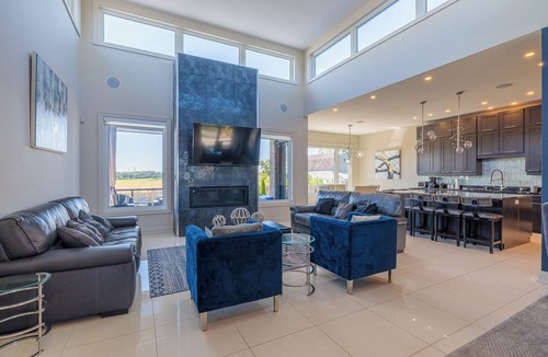 Niagara Falls House | Modern Luxury Retreat | Heated Pool, Theatre & Putting Green