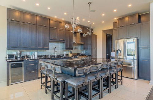 Niagara Falls House | Modern Luxury Retreat | Heated Pool, Theatre & Putting Green