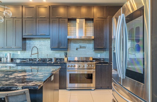 Niagara Falls House | Modern Luxury Retreat | Heated Pool, Theatre & Putting Green