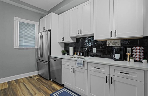 Shaw House | Modern Luxury Retreat |Pet-Friendly |Hot Tub |BBQ
