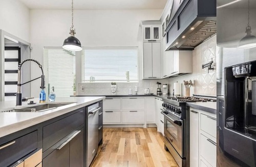 South Central Houston House | Modern/Luxury/Rooftop Deck/Downtown/Heated Pool/5BDRM