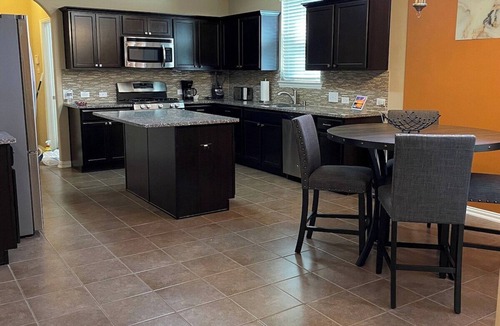 Humble House | Modern Luxury Stay , near Houston Airport , smart appliances!