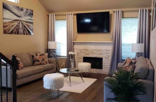 Humble House | Modern Luxury Stay , near Houston Airport , smart appliances!