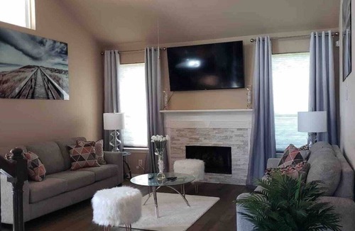 Humble House | Modern Luxury Stay , near Houston Airport , smart appliances!