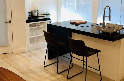 Beverly Glen Apartment | Modern luxury studio nested in a lush cul de sac