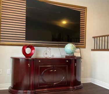Oakville House | Modern Luxury Townhome with 2BR Balcony plus Parking - Happy Oaks