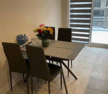 Oakville House | Modern Luxury Townhome with 2BR Balcony plus Parking - Happy Oaks