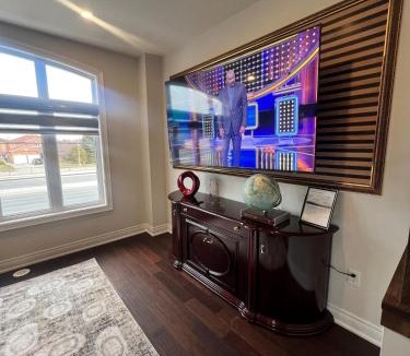 Oakville House | Modern Luxury Townhome with 2BR Balcony plus Parking - Happy Oaks