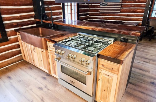 East Stroudsburg Cabin | Modern Luxury Meets Rustic Charm - Cozy Log Cabin