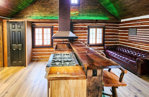 East Stroudsburg Cabin | Modern Luxury Meets Rustic Charm - Cozy Log Cabin