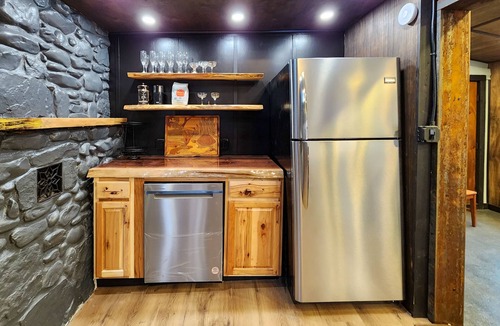 East Stroudsburg Cabin | Modern Luxury Meets Rustic Charm - Cozy Log Cabin