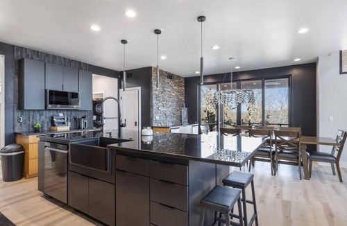 Longtown House | Modern Luxury with Panoramic Lake Views | Hot Tub