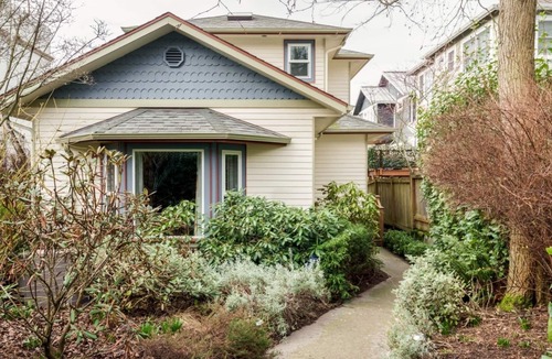 West Queen Anne House | Modern luxury with sunset views of the Puget Sound in historic Queen Anne