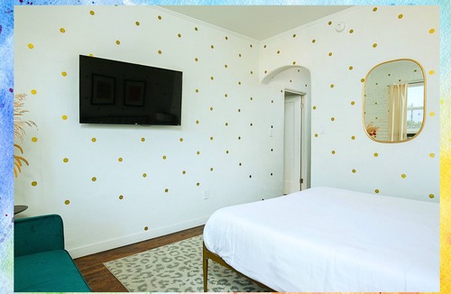 Westlake Apartment | Modern Magic: Queen Studio Retreat near DTLA!