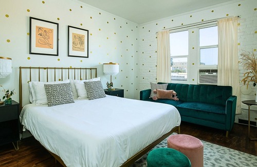 Westlake Apartment | Modern Magic: Queen Studio Retreat near DTLA!