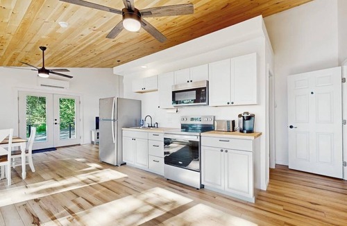Sandy Point Hotel | Modern Maine cottage with river views, deck, and a convenient washer/dryer