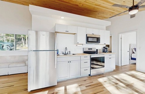 Sandy Point Hotel | Modern Maine cottage with river views, deck, and a convenient washer/dryer