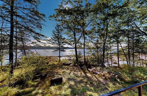 Sandy Point Hotel | Modern Maine cottage with river views, deck, and a convenient washer/dryer