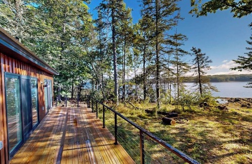 Sandy Point Hotel | Modern Maine cottage with river views, deck, and a convenient washer/dryer