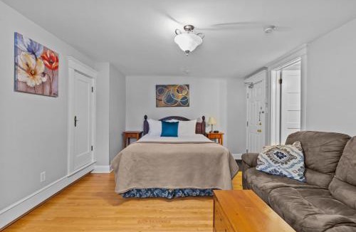 Waterford Valley Apartment | Modern Manor Studio WiFi Parking